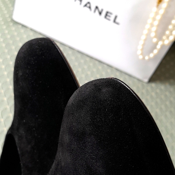 Authentic CHANEL Stunning Suede Gold CC Heels! - Picture 9 of 11